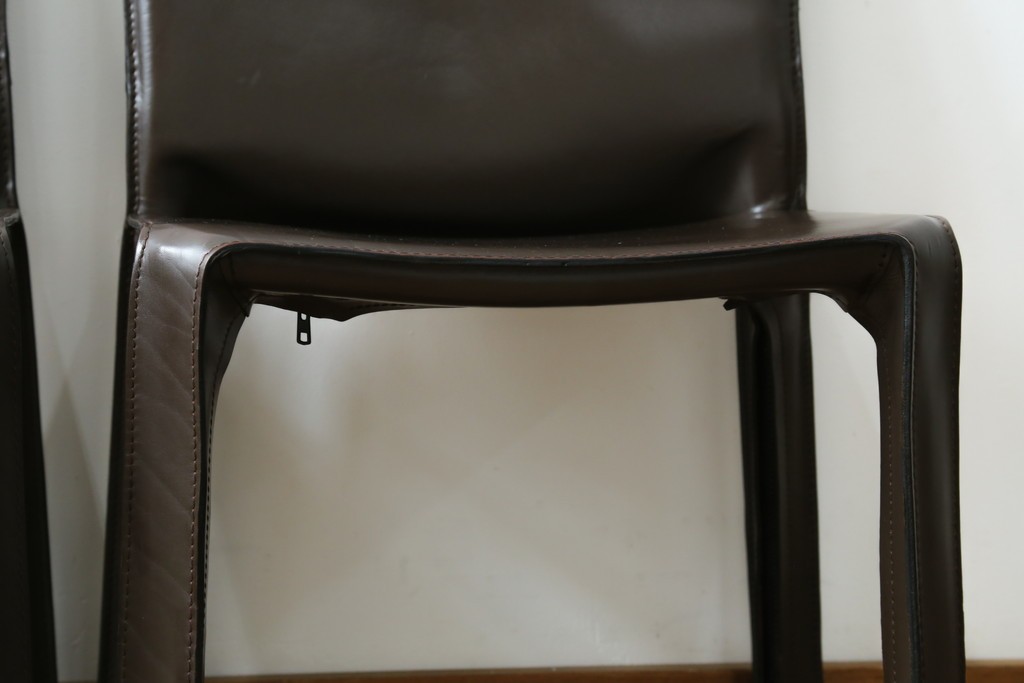 中古　Cassina(カッシーナ)　412　CAB　MARIO BELLINI(マリオベリーニ)　厚革製　背もたれのフィット感と抜群の座り心地が魅力!　シンプルモダンなアームレスチェア2脚　セット定価約52万8千円　(R-074001)