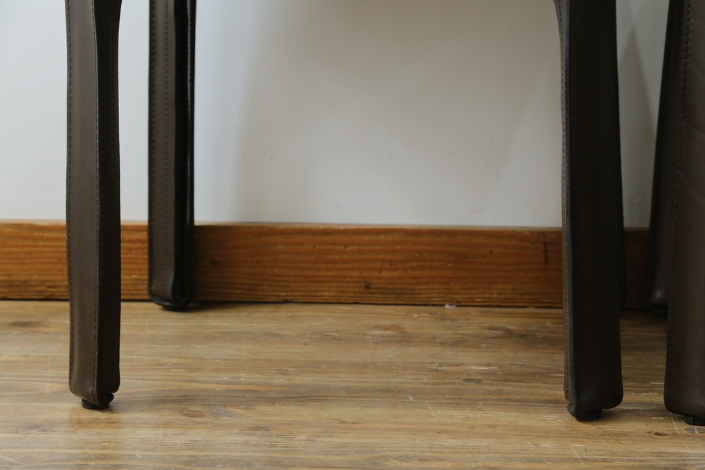 中古　Cassina(カッシーナ)　412　CAB　MARIO BELLINI(マリオベリーニ)　厚革製　背もたれのフィット感と抜群の座り心地が魅力!　シンプルモダンなアームレスチェア2脚　セット定価約52万8千円　(R-074001)