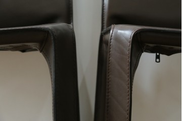 中古　Cassina(カッシーナ)　412　CAB　MARIO BELLINI(マリオベリーニ)　厚革製　背もたれのフィット感と抜群の座り心地が魅力!　シンプルモダンなアームレスチェア2脚　セット定価約52万8千円　(R-074001)