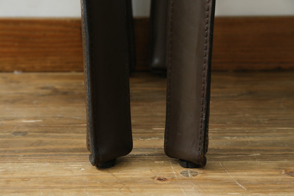 中古　Cassina(カッシーナ)　412　CAB　MARIO BELLINI(マリオベリーニ)　厚革製　背もたれのフィット感と抜群の座り心地が魅力!　シンプルモダンなアームレスチェア2脚　セット定価約52万8千円　(R-074001)