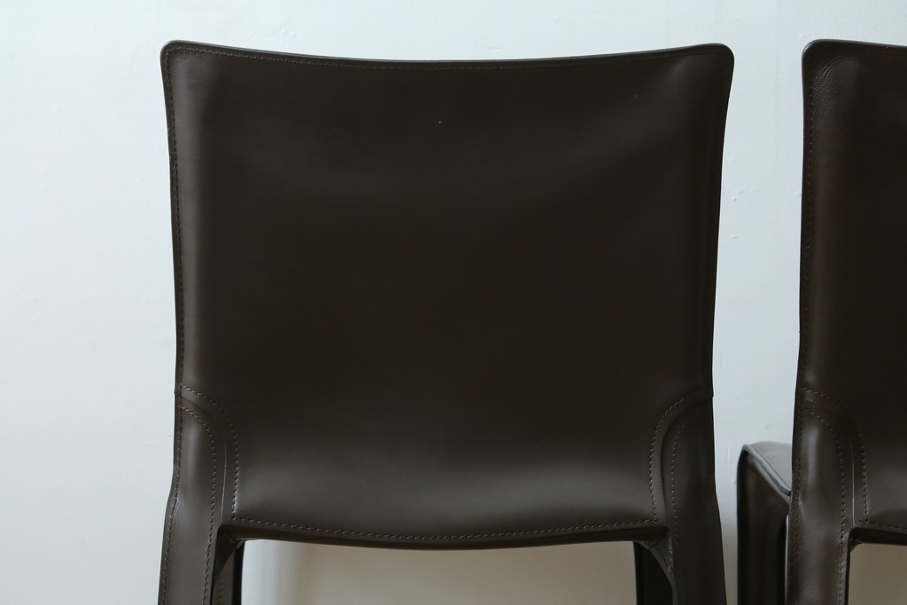 中古　Cassina(カッシーナ)　412　CAB　MARIO BELLINI(マリオベリーニ)　厚革製　背もたれのフィット感と抜群の座り心地が魅力!　シンプルモダンなアームレスチェア2脚　セット定価約52万8千円　(R-074001)