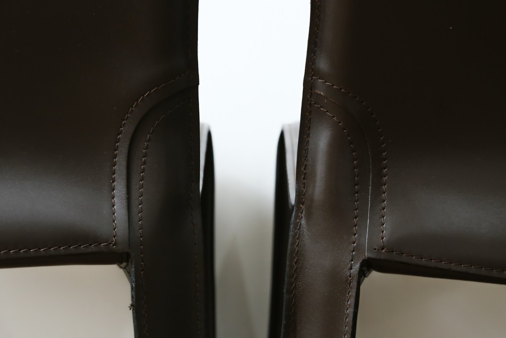 中古　Cassina(カッシーナ)　412　CAB　MARIO BELLINI(マリオベリーニ)　厚革製　背もたれのフィット感と抜群の座り心地が魅力!　シンプルモダンなアームレスチェア2脚　セット定価約52万8千円　(R-074001)