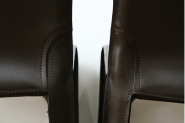 中古　Cassina(カッシーナ)　412　CAB　MARIO BELLINI(マリオベリーニ)　厚革製　背もたれのフィット感と抜群の座り心地が魅力!　シンプルモダンなアームレスチェア2脚　セット定価約52万8千円　(R-074001)