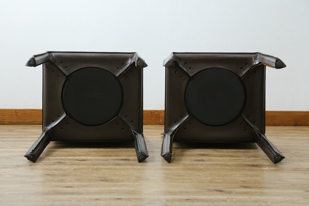 中古　Cassina(カッシーナ)　412　CAB　MARIO BELLINI(マリオベリーニ)　厚革製　背もたれのフィット感と抜群の座り心地が魅力!　シンプルモダンなアームレスチェア2脚　セット定価約52万8千円　(R-074001)