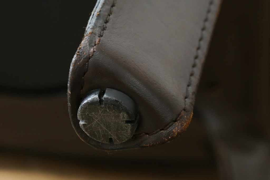 中古　Cassina(カッシーナ)　412　CAB　MARIO BELLINI(マリオベリーニ)　厚革製　背もたれのフィット感と抜群の座り心地が魅力!　シンプルモダンなアームレスチェア2脚　セット定価約52万8千円　(R-074001)