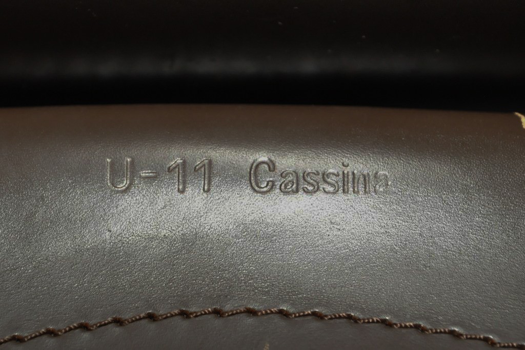 中古　Cassina(カッシーナ)　412　CAB　MARIO BELLINI(マリオベリーニ)　厚革製　背もたれのフィット感と抜群の座り心地が魅力!　シンプルモダンなアームレスチェア2脚　セット定価約52万8千円　(R-074001)