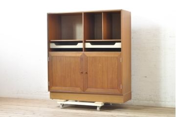 デンマークビンテージ　チーク材　HG(Hansen&Guldborg)Mobler製 (HGモブラー)　棚板が仕切りとしても使えるユニークな仕様のキャビネット(シェルフ、ブックケース、食器棚、収納棚、戸棚、ヴィンテージ、北欧)(R-074002)