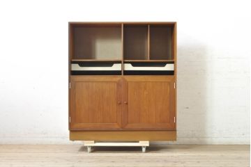 デンマークビンテージ　チーク材　HG(Hansen&Guldborg)Mobler製 (HGモブラー)　棚板が仕切りとしても使えるユニークな仕様のキャビネット(シェルフ、ブックケース、食器棚、収納棚、戸棚、ヴィンテージ、北欧)(R-074002)