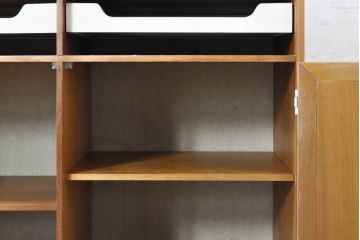 デンマークビンテージ　チーク材　HG(Hansen&Guldborg)Mobler製 (HGモブラー)　棚板が仕切りとしても使えるユニークな仕様のキャビネット(シェルフ、ブックケース、食器棚、収納棚、戸棚、ヴィンテージ、北欧)(R-074002)