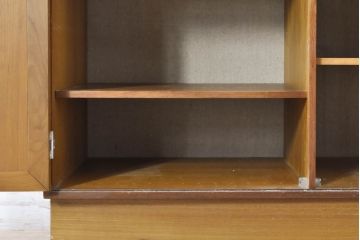 デンマークビンテージ　チーク材　HG(Hansen&Guldborg)Mobler製 (HGモブラー)　棚板が仕切りとしても使えるユニークな仕様のキャビネット(シェルフ、ブックケース、食器棚、収納棚、戸棚、ヴィンテージ、北欧)(R-074002)