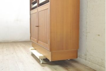 デンマークビンテージ　チーク材　HG(Hansen&Guldborg)Mobler製 (HGモブラー)　棚板が仕切りとしても使えるユニークな仕様のキャビネット(シェルフ、ブックケース、食器棚、収納棚、戸棚、ヴィンテージ、北欧)(R-074002)