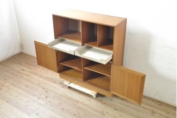 デンマークビンテージ　チーク材　HG(Hansen&Guldborg)Mobler製 (HGモブラー)　棚板が仕切りとしても使えるユニークな仕様のキャビネット(シェルフ、ブックケース、食器棚、収納棚、戸棚、ヴィンテージ、北欧)(R-074002)