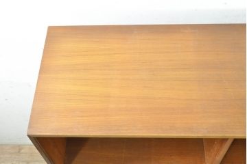 デンマークビンテージ　チーク材　HG(Hansen&Guldborg)Mobler製 (HGモブラー)　棚板が仕切りとしても使えるユニークな仕様のキャビネット(シェルフ、ブックケース、食器棚、収納棚、戸棚、ヴィンテージ、北欧)(R-074002)