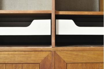 デンマークビンテージ　チーク材　HG(Hansen&Guldborg)Mobler製 (HGモブラー)　棚板が仕切りとしても使えるユニークな仕様のキャビネット(シェルフ、ブックケース、食器棚、収納棚、戸棚、ヴィンテージ、北欧)(R-074002)