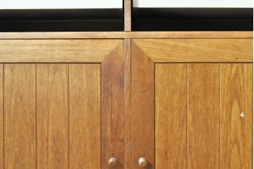 デンマークビンテージ　チーク材　HG(Hansen&Guldborg)Mobler製 (HGモブラー)　棚板が仕切りとしても使えるユニークな仕様のキャビネット(シェルフ、ブックケース、食器棚、収納棚、戸棚、ヴィンテージ、北欧)(R-074002)