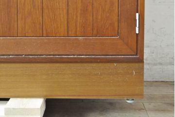 デンマークビンテージ　チーク材　HG(Hansen&Guldborg)Mobler製 (HGモブラー)　棚板が仕切りとしても使えるユニークな仕様のキャビネット(シェルフ、ブックケース、食器棚、収納棚、戸棚、ヴィンテージ、北欧)(R-074002)
