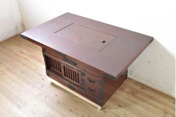 中古　美品　遠野民芸家具　美しい木目が魅力的な漆塗りの囲炉裏テーブル(長火鉢、木製火鉢、ダイニングテーブル、食卓、4人掛け)(定価約80万円)(R-074003)