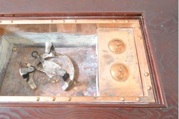 中古　美品　遠野民芸家具　美しい木目が魅力的な漆塗りの囲炉裏テーブル(長火鉢、木製火鉢、ダイニングテーブル、食卓、4人掛け)(定価約80万円)(R-074003)