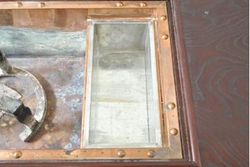 中古　美品　遠野民芸家具　美しい木目が魅力的な漆塗りの囲炉裏テーブル(長火鉢、木製火鉢、ダイニングテーブル、食卓、4人掛け)(定価約80万円)(R-074003)