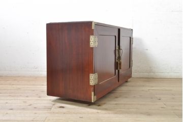 和製ビンテージ　美品!!　天板付きリメイク　脚(台輪)付きリメイク　前面欅(ケヤキ)材　漆塗り　艶のある木の色味と美しい杢目が魅力的なローボード(テレビ台、テレビボード、着物箪笥、観音箪笥、和タンス、引き出し、ヴィンテージ)(R-074018)