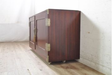 和製ビンテージ　美品!!　天板付きリメイク　脚(台輪)付きリメイク　前面欅(ケヤキ)材　漆塗り　艶のある木の色味と美しい杢目が魅力的なローボード(テレビ台、テレビボード、着物箪笥、観音箪笥、和タンス、引き出し、ヴィンテージ)(R-074018)
