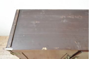 和製ビンテージ　美品!!　天板付きリメイク　脚(台輪)付きリメイク　前面欅(ケヤキ)材　漆塗り　艶のある木の色味と美しい杢目が魅力的なローボード(テレビ台、テレビボード、着物箪笥、観音箪笥、和タンス、引き出し、ヴィンテージ)(R-074018)