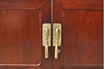 和製ビンテージ　美品!!　天板付きリメイク　脚(台輪)付きリメイク　前面欅(ケヤキ)材　漆塗り　艶のある木の色味と美しい杢目が魅力的なローボード(テレビ台、テレビボード、着物箪笥、観音箪笥、和タンス、引き出し、ヴィンテージ)(R-074018)