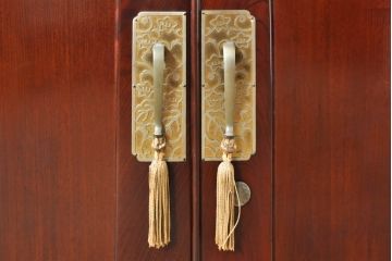 和製ビンテージ　美品!!　天板付きリメイク　脚(台輪)付きリメイク　前面欅(ケヤキ)材　漆塗り　艶のある木の色味と美しい杢目が魅力的なローボード(テレビ台、テレビボード、着物箪笥、観音箪笥、和タンス、引き出し、ヴィンテージ)(R-074018)