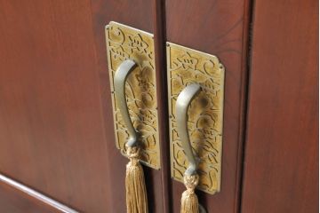 和製ビンテージ　美品!!　天板付きリメイク　脚(台輪)付きリメイク　前面欅(ケヤキ)材　漆塗り　艶のある木の色味と美しい杢目が魅力的なローボード(テレビ台、テレビボード、着物箪笥、観音箪笥、和タンス、引き出し、ヴィンテージ)(R-074018)