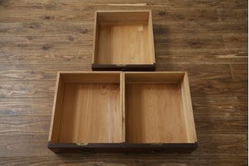 和製ビンテージ　美品!!　脚付きリメイク　前面欅(ケヤキ)材　漆塗り　艶のある木の色味と美しい杢目が魅力的なローボード(収納箪笥、和タンス、引き出し、戸棚、収納棚、ヴィンテージ)(R-074019)