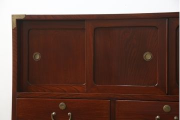 和製ビンテージ　美品!!　脚付きリメイク　前面欅(ケヤキ)材　漆塗り　艶のある木の色味と美しい杢目が魅力的なローボード(収納箪笥、和タンス、引き出し、戸棚、収納棚、ヴィンテージ)(R-074019)