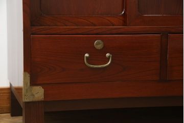 和製ビンテージ　美品!!　脚付きリメイク　前面欅(ケヤキ)材　漆塗り　艶のある木の色味と美しい杢目が魅力的なローボード(収納箪笥、和タンス、引き出し、戸棚、収納棚、ヴィンテージ)(R-074019)