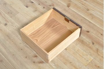 和製ビンテージ　美品!!　前面欅(ケヤキ)材　漆塗り　艶のある木の色味と美しい杢目が魅力的な三段重ね箪笥(収納箪笥、衣装箪笥、着物箪笥、和タンス、引き出し、ヴィンテージ)(R-074020)