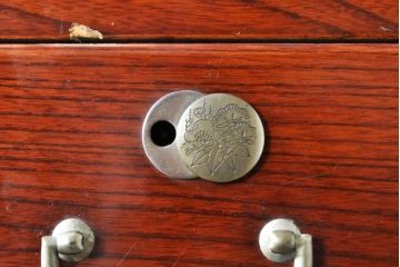 和製ビンテージ　美品!!　前面欅(ケヤキ)材　漆塗り　艶のある木の色味と美しい杢目が魅力的な三段重ね箪笥(収納箪笥、衣装箪笥、着物箪笥、和タンス、引き出し、ヴィンテージ)(R-074020)