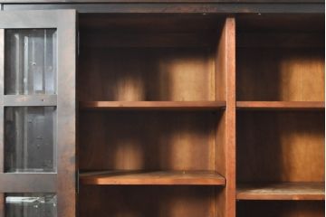 中古　北海道民芸家具　シックな佇まいが魅力的な品格あるカップボード(食器棚、収納棚、戸棚)(R-074021)