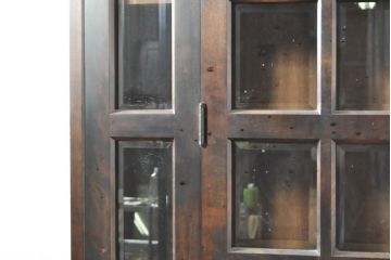 中古　北海道民芸家具　シックな佇まいが魅力的な品格あるカップボード(食器棚、収納棚、戸棚)(R-074021)