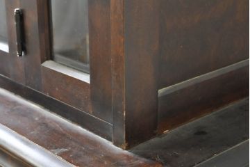 中古　北海道民芸家具　シックな佇まいが魅力的な品格あるカップボード(食器棚、収納棚、戸棚)(R-074021)