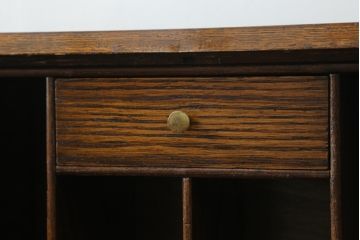 イギリスアンティーク　Lloyd's Antiques(ロイズ・アンティークス)取り扱い　趣のある佇まいが魅力的なオーク材の幅狭ライティングビューロー(ワークデスク、簿記机、在宅用、在宅ワーク用、英国)(R-074023)