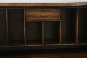 イギリスアンティーク　Lloyd's Antiques(ロイズ・アンティークス)取り扱い　趣のある佇まいが魅力的なオーク材の幅狭ライティングビューロー(ワークデスク、簿記机、在宅用、在宅ワーク用、英国)(R-074023)