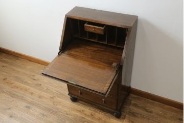 イギリスアンティーク　Lloyd's Antiques(ロイズ・アンティークス)取り扱い　趣のある佇まいが魅力的なオーク材の幅狭ライティングビューロー(ワークデスク、簿記机、在宅用、在宅ワーク用、英国)(R-074023)