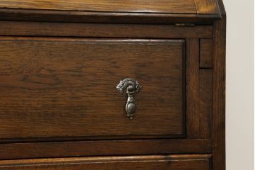 イギリスアンティーク　Lloyd's Antiques(ロイズ・アンティークス)取り扱い　趣のある佇まいが魅力的なオーク材の幅狭ライティングビューロー(ワークデスク、簿記机、在宅用、在宅ワーク用、英国)(R-074023)