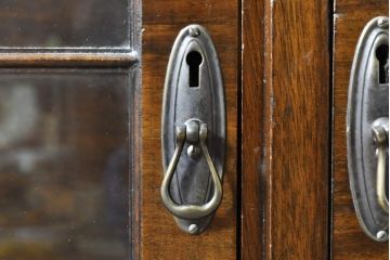 イギリスアンティーク　Lloyd's Antiques(ロイズ・アンティークス)取り扱い　名門　WARING&GILLOW(ワーリングアンドギロー)社製　マホガニー材　クラシカルな雰囲気溢れるサイドボード(キャビネット、飾り棚、収納棚、戸棚、英国)(R-074025)