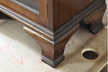 イギリスアンティーク　Lloyd's Antiques(ロイズ・アンティークス)取り扱い　名門　WARING&GILLOW(ワーリングアンドギロー)社製　マホガニー材　クラシカルな雰囲気溢れるサイドボード(キャビネット、飾り棚、収納棚、戸棚、英国)(R-074025)
