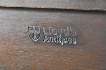 イギリスアンティーク　Lloyd's Antiques(ロイズ・アンティークス)取り扱い　名門　WARING&GILLOW(ワーリングアンドギロー)社製　マホガニー材　クラシカルな雰囲気溢れるサイドボード(キャビネット、飾り棚、収納棚、戸棚、英国)(R-074025)