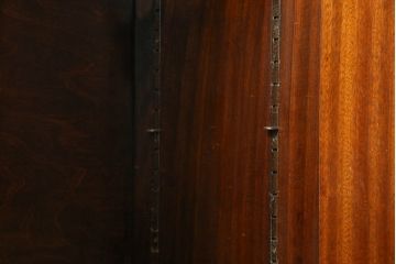 イギリスアンティーク　Lloyd's Antiques(ロイズ・アンティークス)取り扱い　名門　WARING&GILLOW(ワーリングアンドギロー)社製　マホガニー材　クラシカルな雰囲気溢れるサイドボード(キャビネット、飾り棚、収納棚、戸棚、英国)(R-074025)