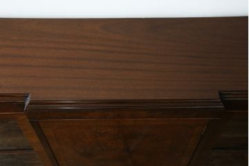 イギリスアンティーク　Lloyd's Antiques(ロイズ・アンティークス)取り扱い　名門　WARING&GILLOW(ワーリングアンドギロー)社製　マホガニー材　クラシカルな雰囲気溢れるサイドボード(キャビネット、飾り棚、収納棚、戸棚、英国)(R-074025)