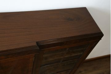 イギリスアンティーク　Lloyd's Antiques(ロイズ・アンティークス)取り扱い　名門　WARING&GILLOW(ワーリングアンドギロー)社製　マホガニー材　クラシカルな雰囲気溢れるサイドボード(キャビネット、飾り棚、収納棚、戸棚、英国)(R-074025)