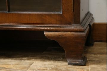 イギリスアンティーク　Lloyd's Antiques(ロイズ・アンティークス)取り扱い　名門　WARING&GILLOW(ワーリングアンドギロー)社製　マホガニー材　クラシカルな雰囲気溢れるサイドボード(キャビネット、飾り棚、収納棚、戸棚、英国)(R-074025)