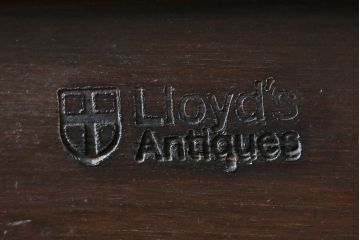 イギリスアンティーク　Lloyd's Antiques(ロイズ・アンティークス)取り扱い　名門　WARING&GILLOW(ワーリングアンドギロー)社製　マホガニー材　クラシカルな雰囲気溢れるサイドボード(キャビネット、飾り棚、収納棚、戸棚、英国)(R-074025)