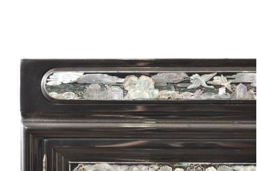 アジアンビンテージ　韓国製　螺鈿(ラデン)　華やかな意匠が存在感溢れる飾り棚(収納棚、戸棚、キャビネット、ヴィンテージ)(R-074026)